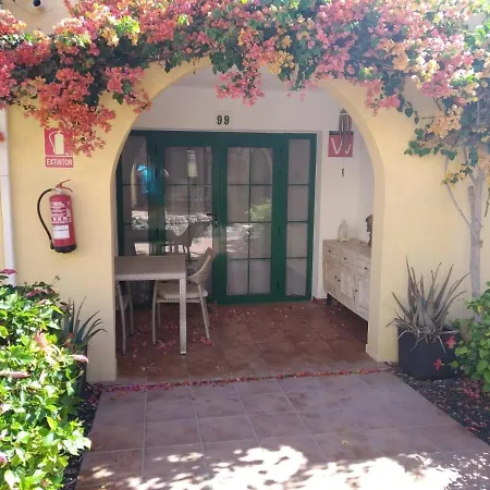 1-bed Sleeps 2 Sunbeds & Towels Lägenhet *